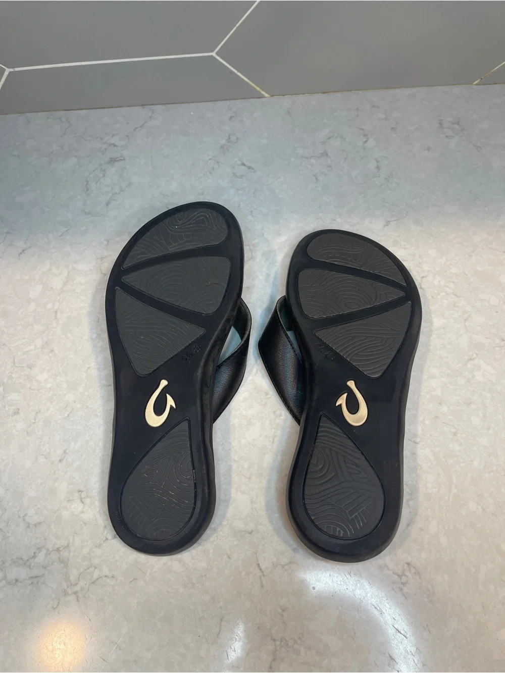 OluKai Black Youth Flip Flops with Logo _US B_Beach, Casual,Resort, coastal Boho